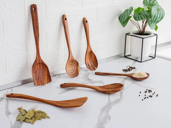 Six-piece wooden cooking spoon set – heat-resistant, smooth teak wood for a comfortable grip – lightweight and durable – easy to clean and perfect for non-stick cookware.